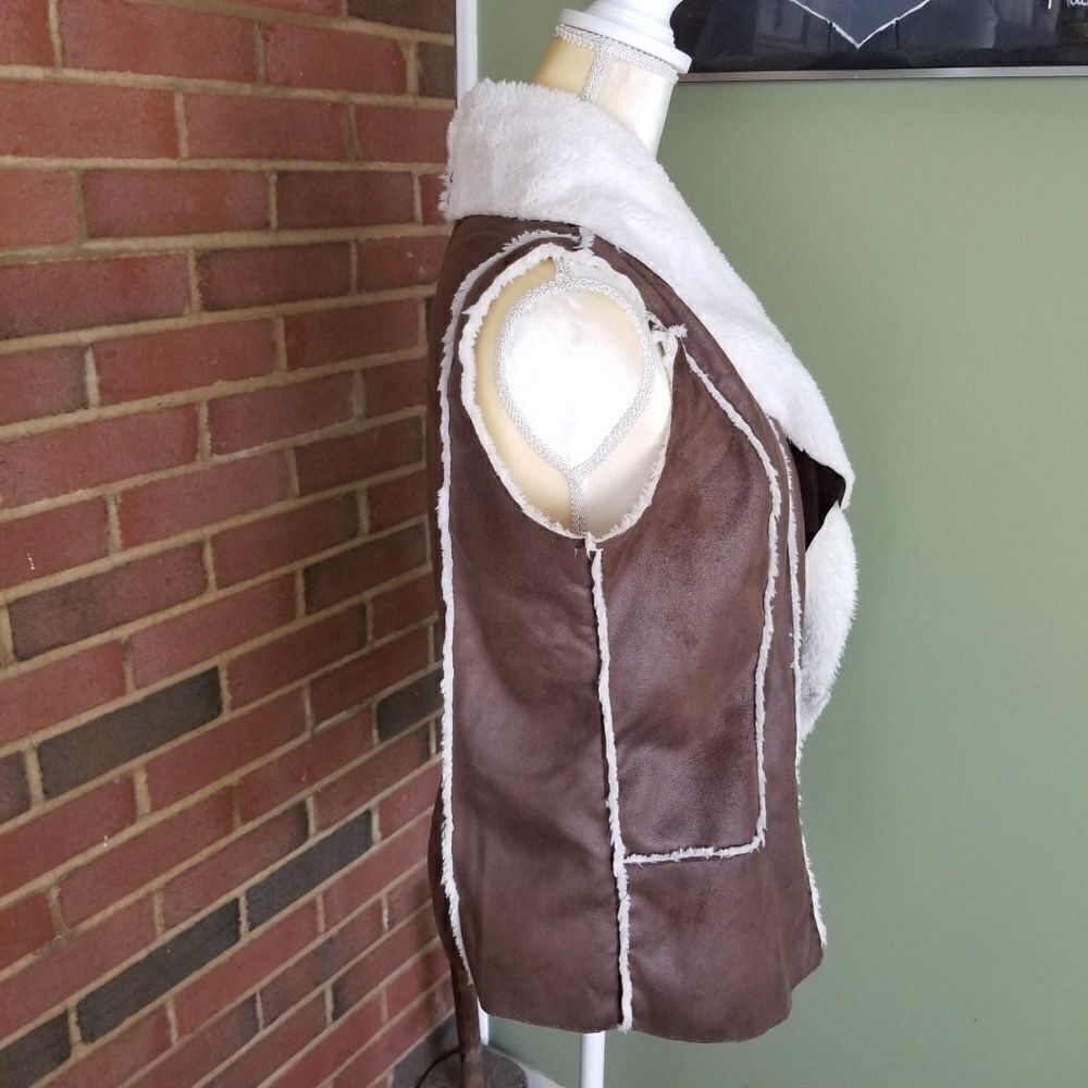 Leather look, faux fur vest super cute SZ M EUC - Picture 2 of 6